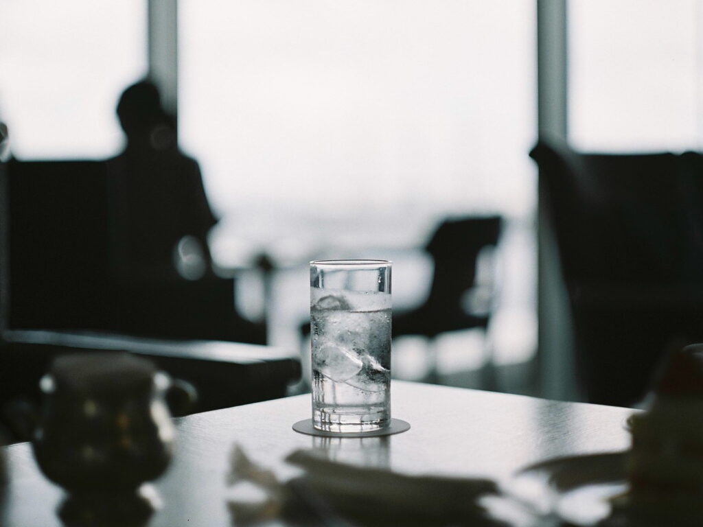 海辺のホテルのラウンジで涼をとる